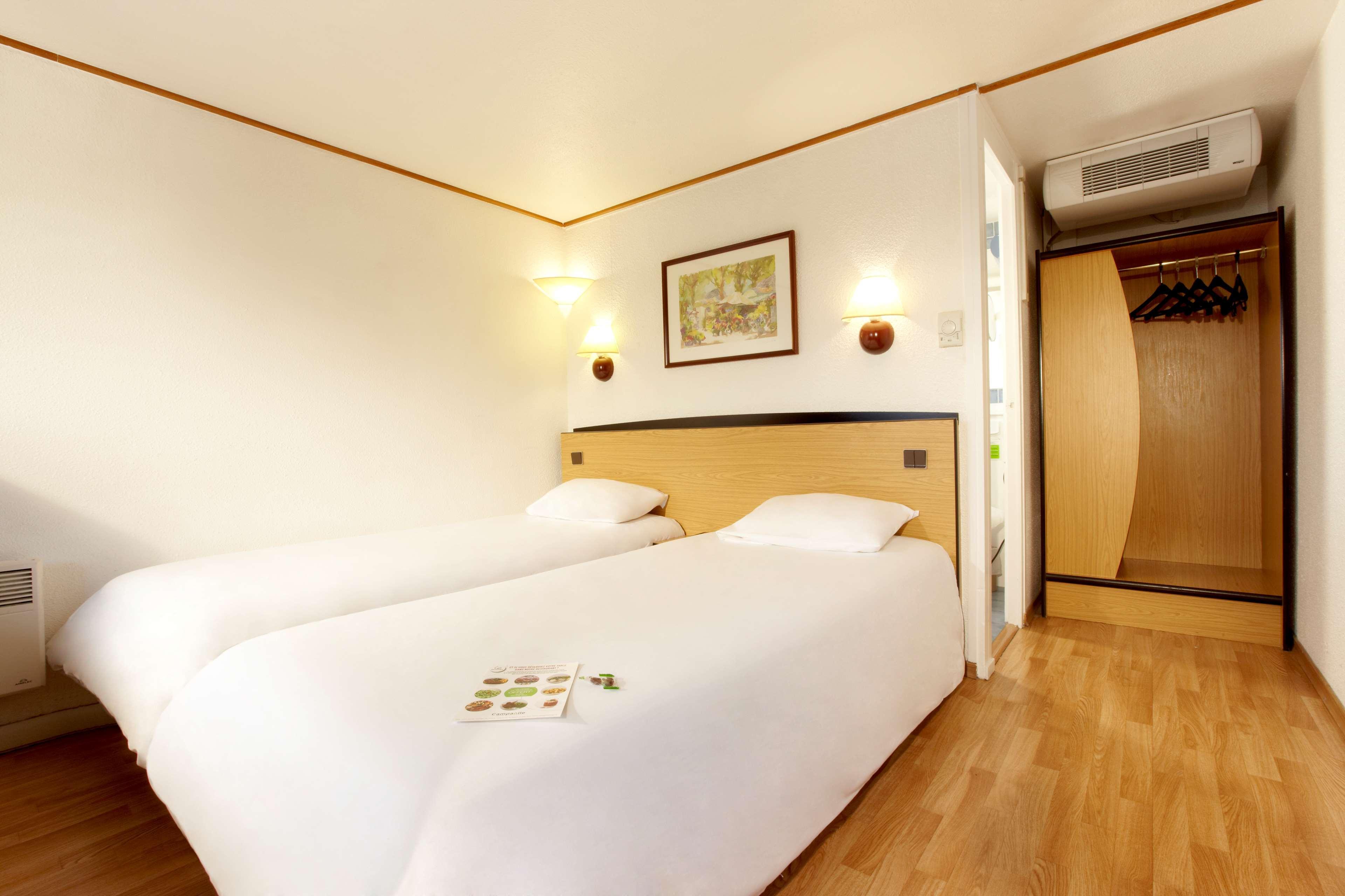 Hotel Campanile Cholet Exterior foto