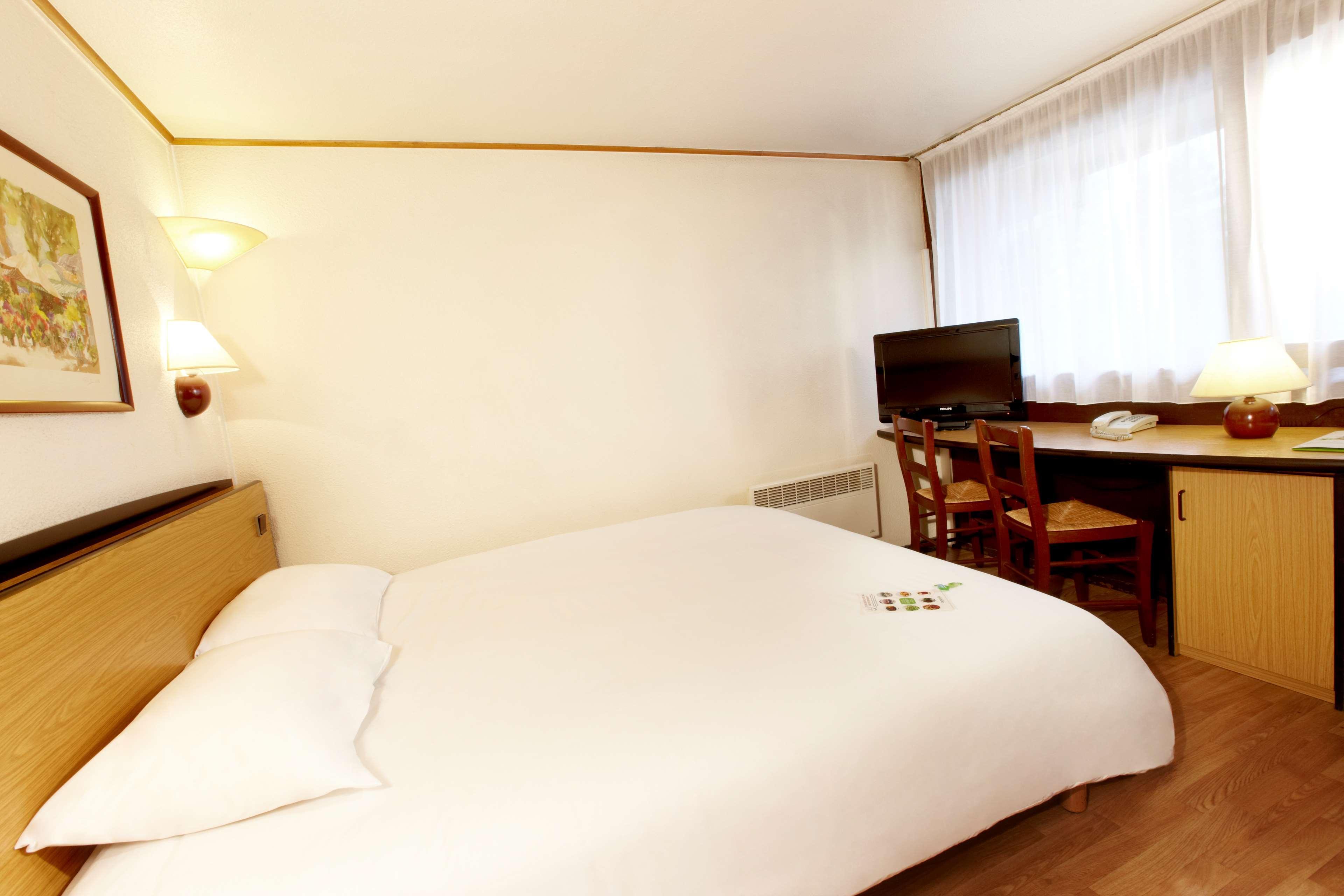 Hotel Campanile Cholet Exterior foto