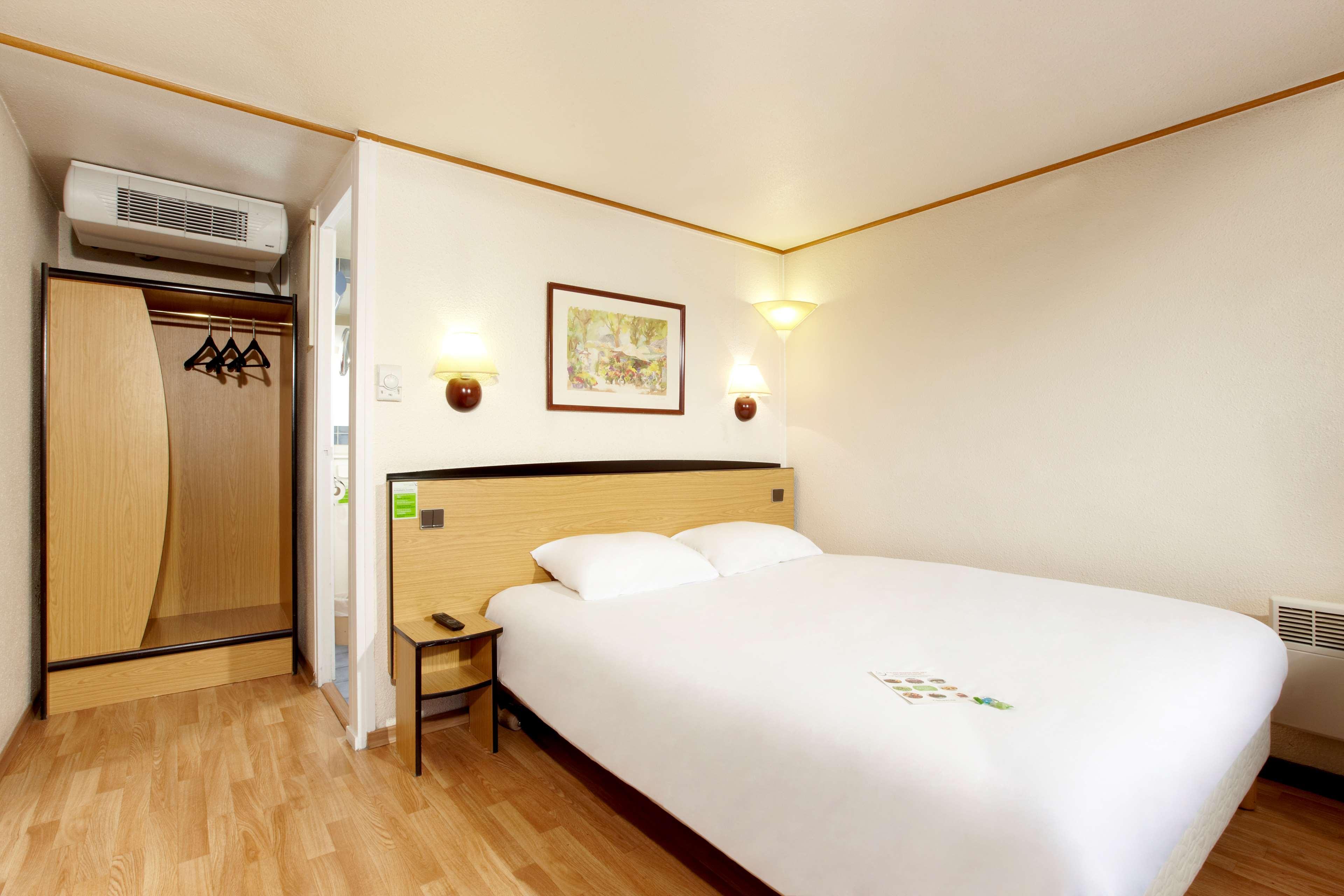 Hotel Campanile Cholet Exterior foto